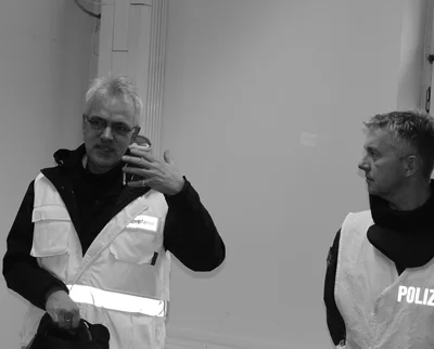 Der leitende Landespfarrer für Polizeiseelsorge, Dietrich Bredt-Dehnen mit einem Trainer während eines Amoktrainings. Quelle: Polizei NRW