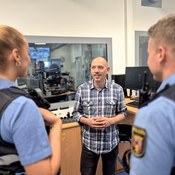 Christian Jung mit Polizisten auf Wache