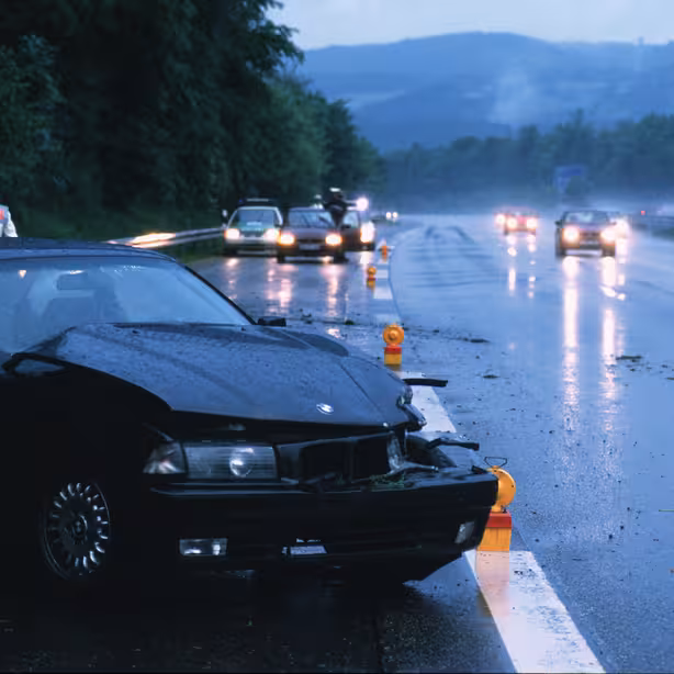 Unfallauto am Straßenrand 