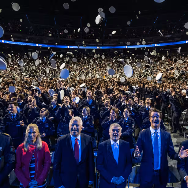 Mützen fliegen - Vereidigung
