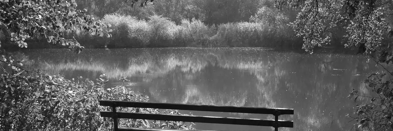 Symboldbild Leere Bank am See, Pixabay
