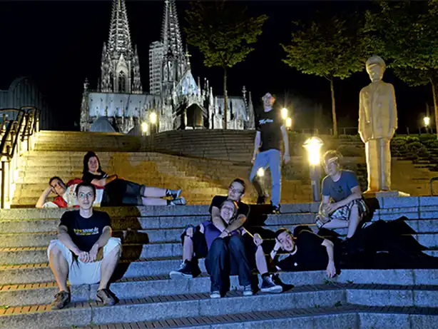 Paul mit Reisegruppe vor Kölner Dom