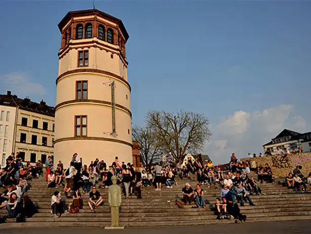 Paul vor dem Schlossturm in Düsseldorf