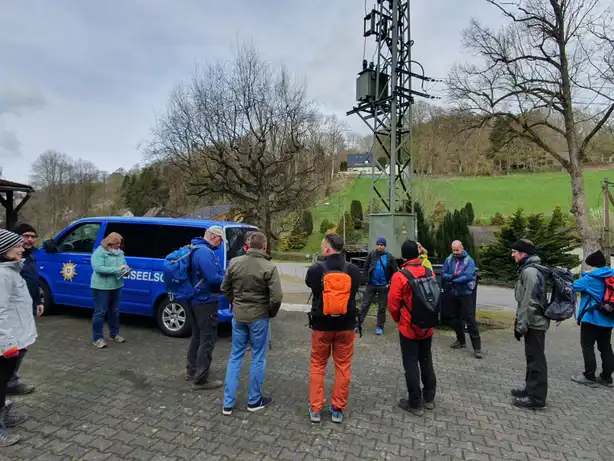 Gruppe vor Bus