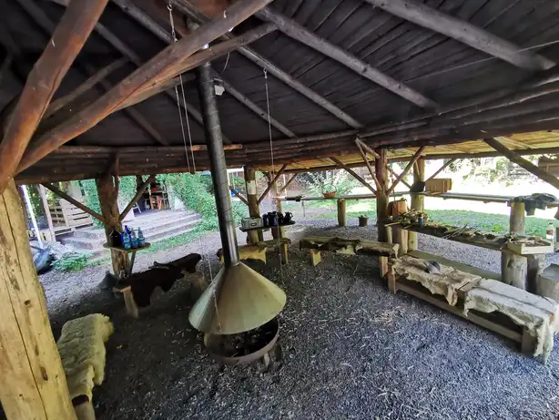 Überdachter Pavillon im Wildniscamp