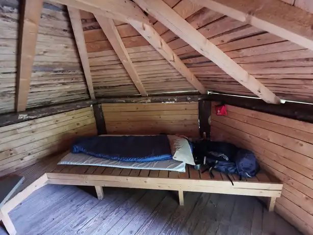 Wildniscamp Hütte innen