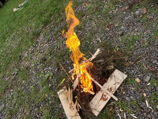 angefachtes Feuer mit bowdrill