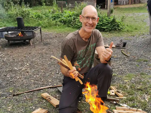 Ingo Düster mit Holz und Feuer, Daumen hoch