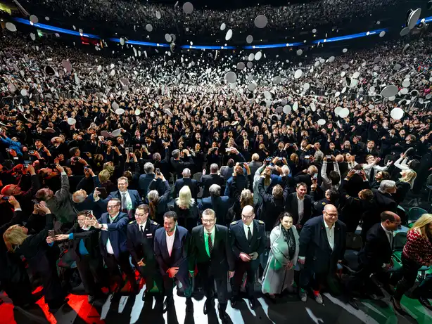 Vereidigungsfeier NRW 2026 _Mützenwurf