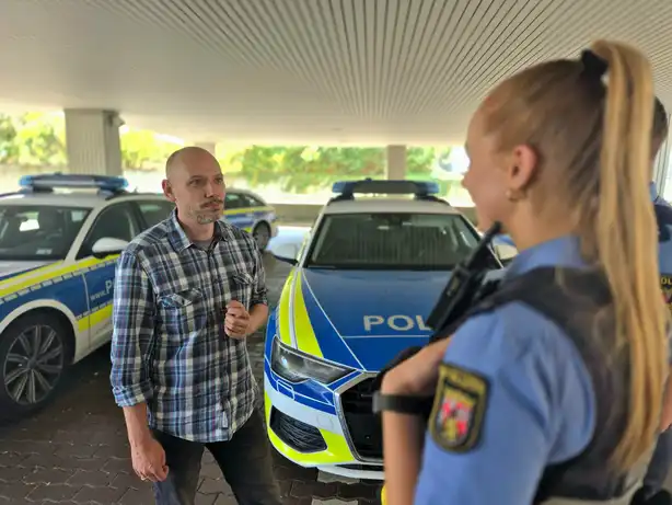 Christan Jung spricht mit Polizistin
