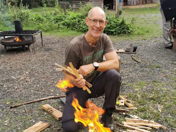 Ingo Düster mit Holz und Feuer