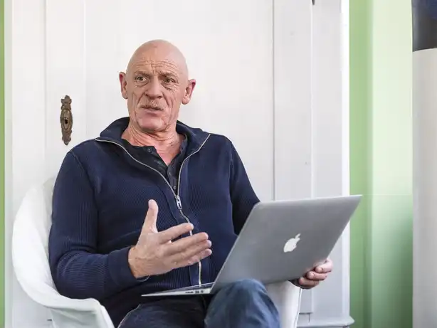 Joe Bausch mit Laptop