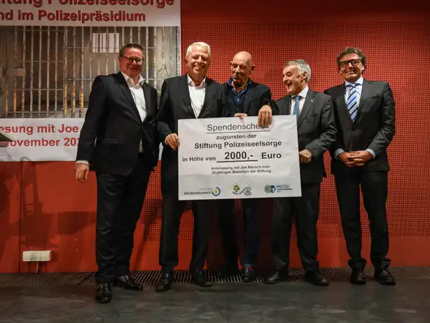 Fünf Personen nehmen Spende entgegen