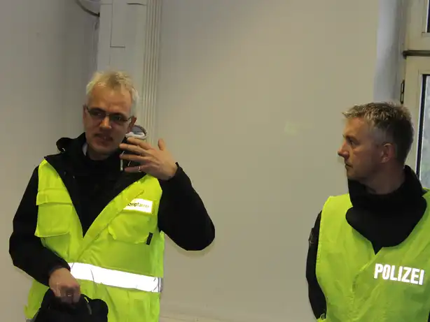 Der leitende Landespfarrer für Polizeiseelsorge, Dietrich Bredt-Dehnen mit einem Trainer während eines Amoktrainings. Quelle: Polizei NRW