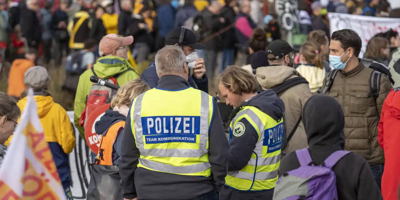 Polizei in Demo